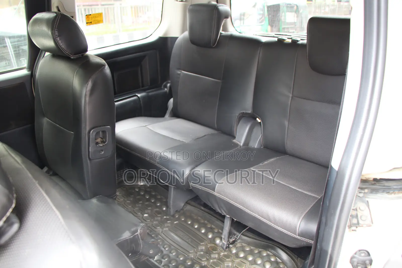 Toyota Noah 2.0 143hp FWD (8 Seater) 2012 White