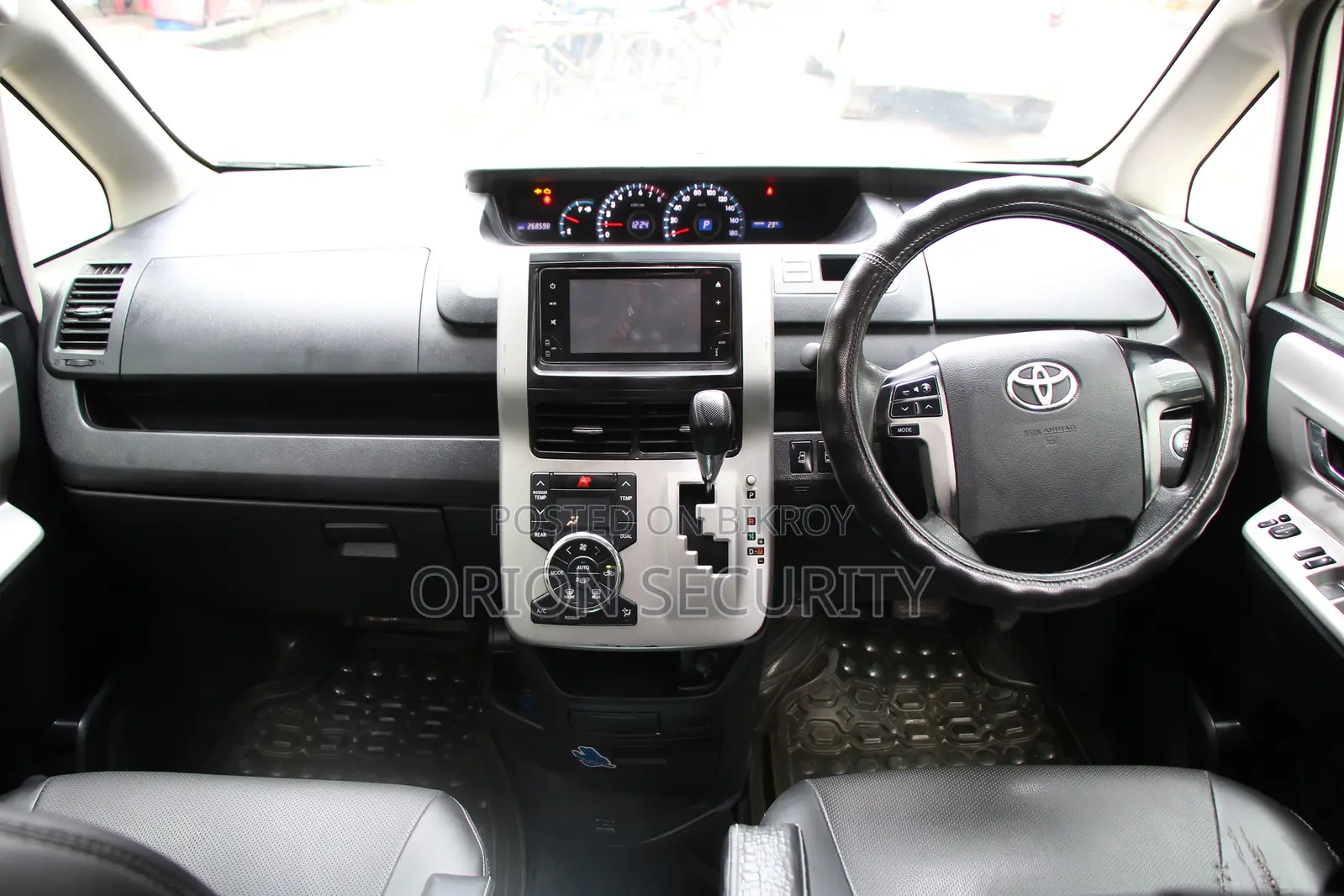 Toyota Noah 2.0 143hp FWD (8 Seater) 2012 White
