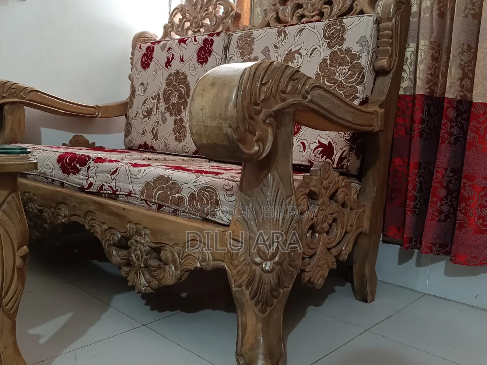 সেগুন কাঠের সোফা।