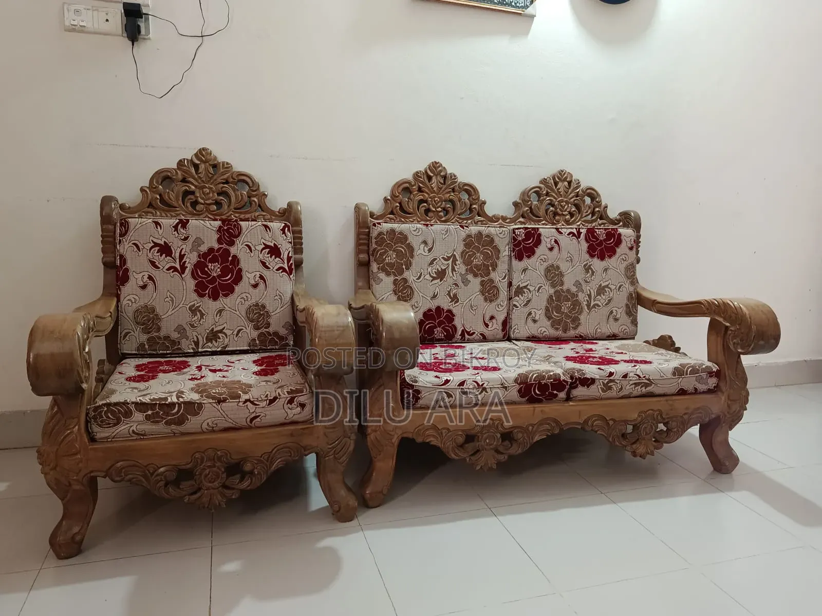 সেগুন কাঠের সোফা।