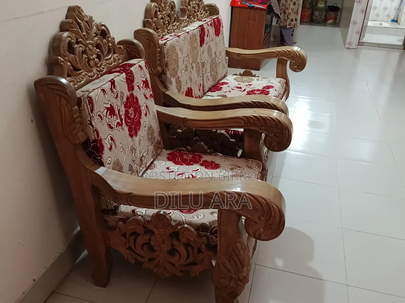 সেগুন কাঠের সোফা।