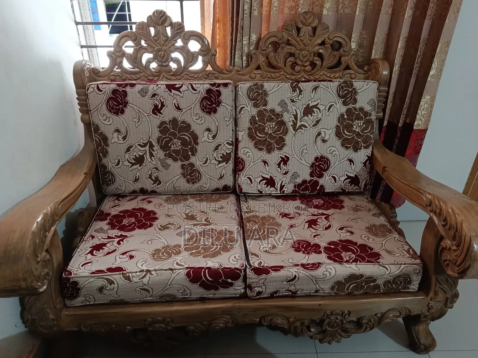 সেগুন কাঠের সোফা।
