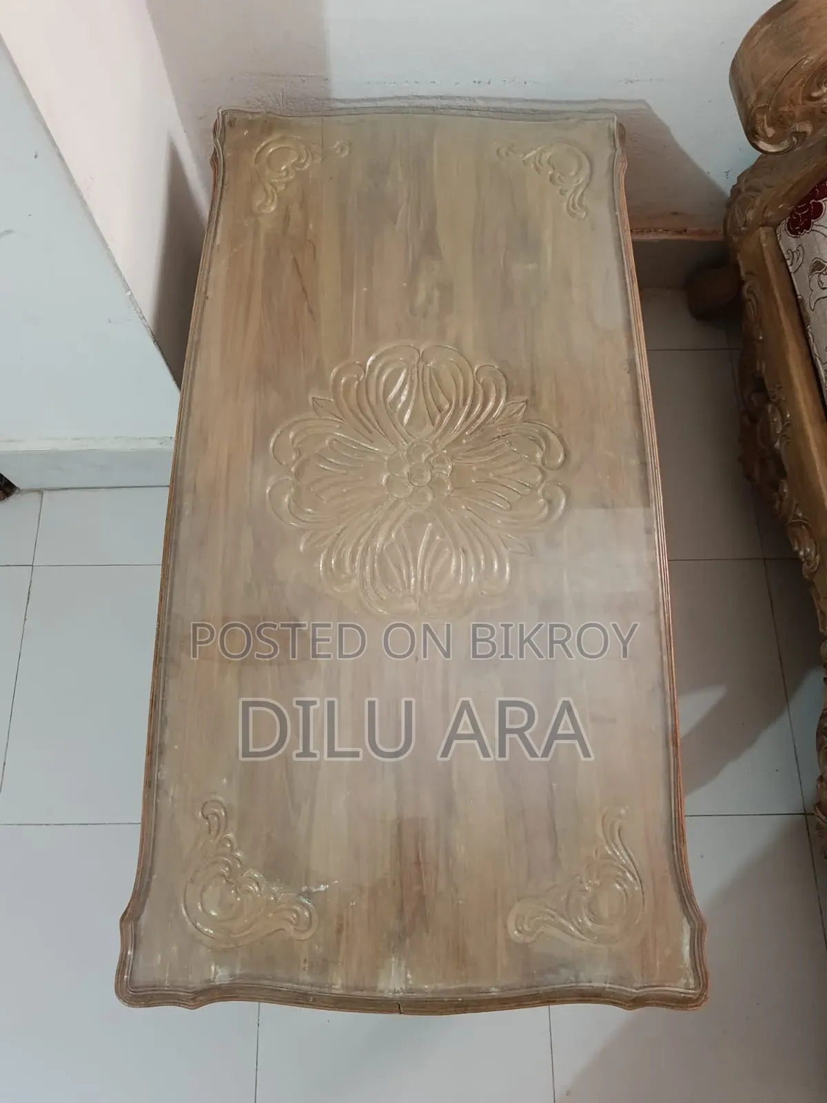 সেগুন কাঠের সোফা।