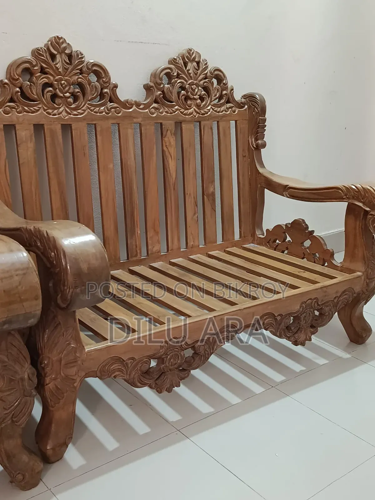 সেগুন কাঠের সোফা।