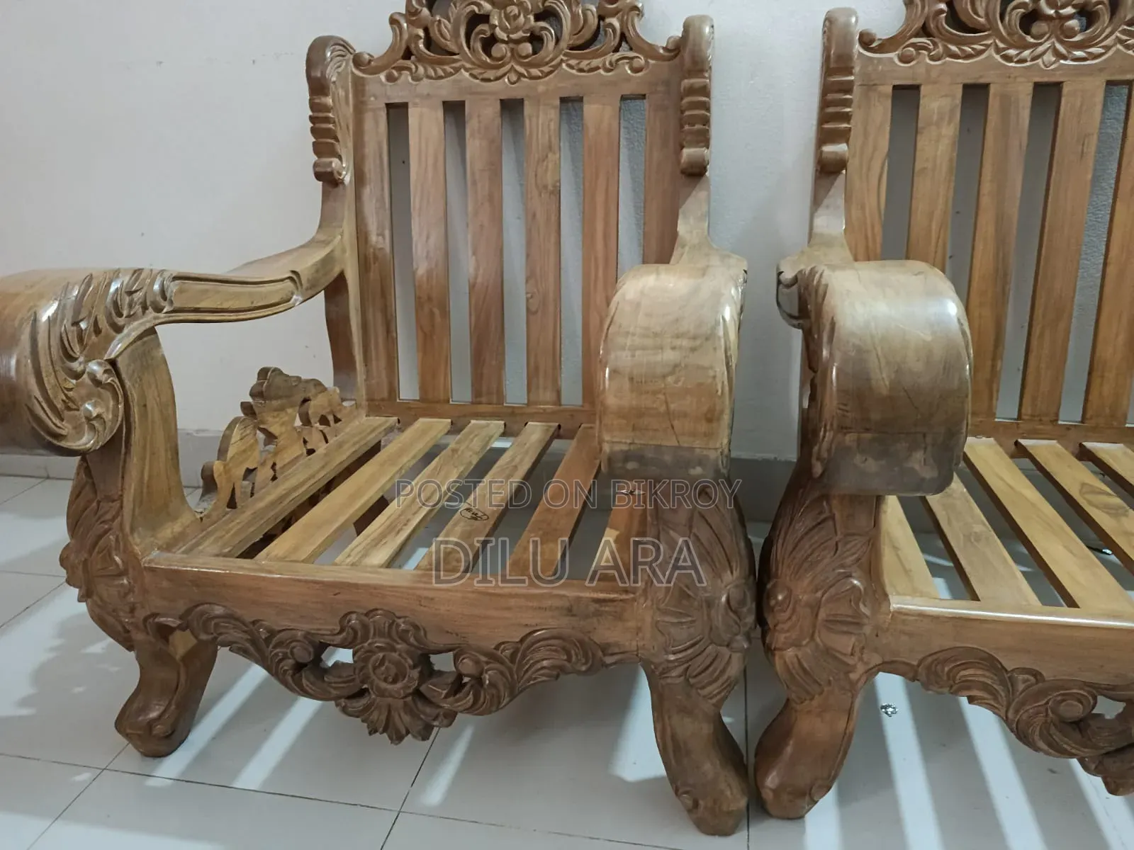 সেগুন কাঠের সোফা।