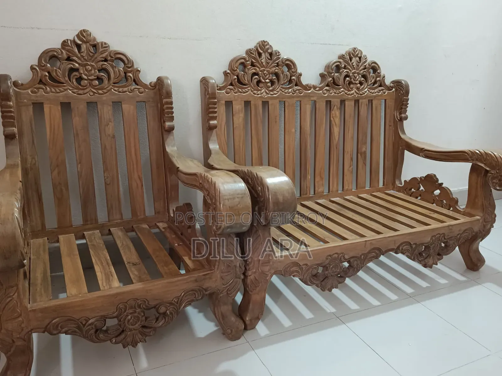 সেগুন কাঠের সোফা।