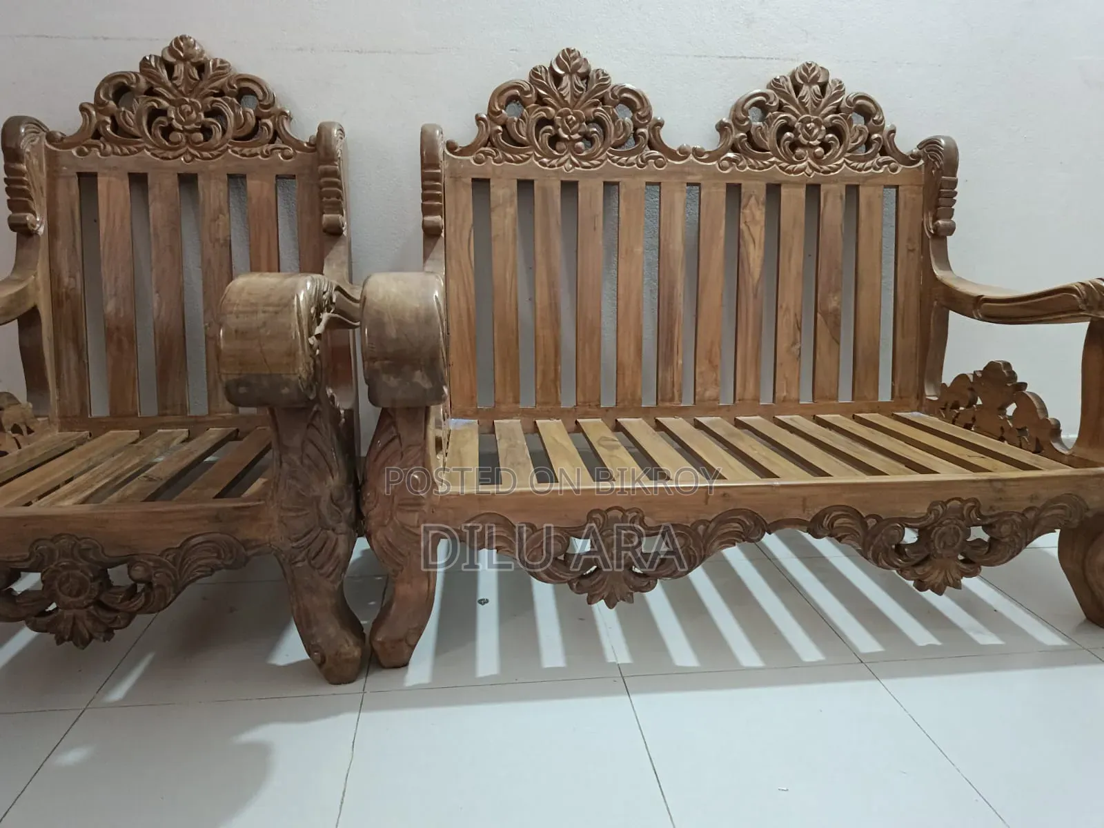 সেগুন কাঠের সোফা।