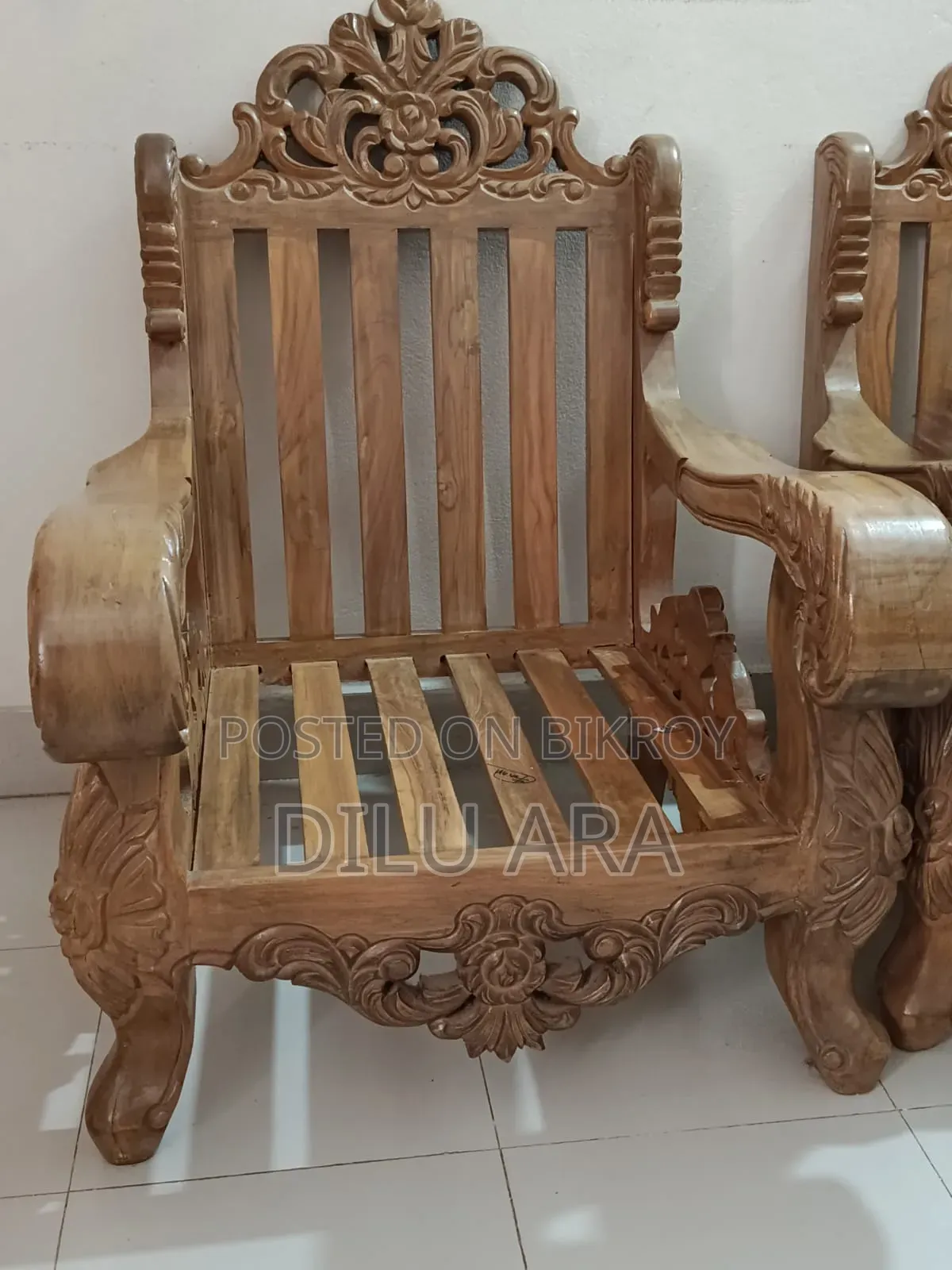 সেগুন কাঠের সোফা।