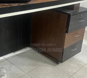 বস টেবিল চেয়ার