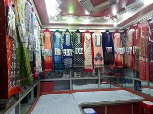 আকর্ষণীয় মূল্যে দোকান বিক্রি হবে