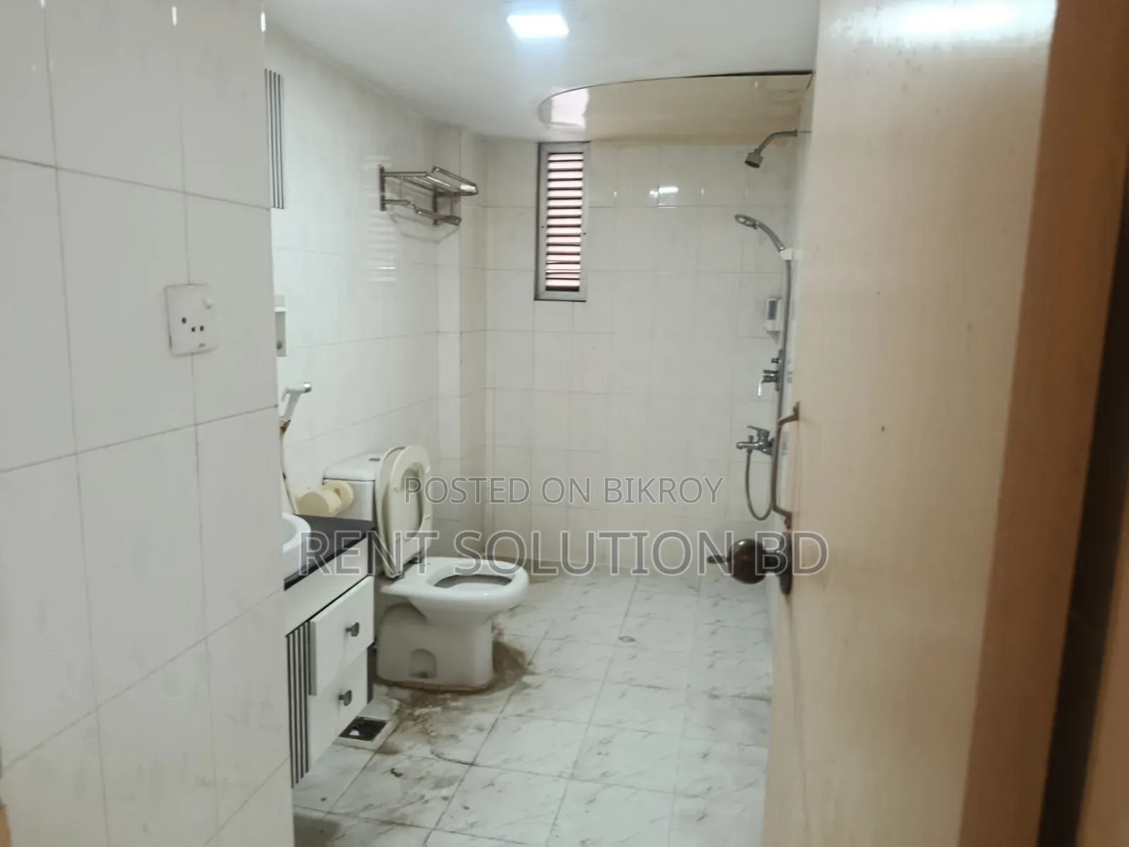 গুলশানে ৯০০ বর্গফুটের সেমি ফার্নিশড কমার্শিয়াল অফিস ভাড়া