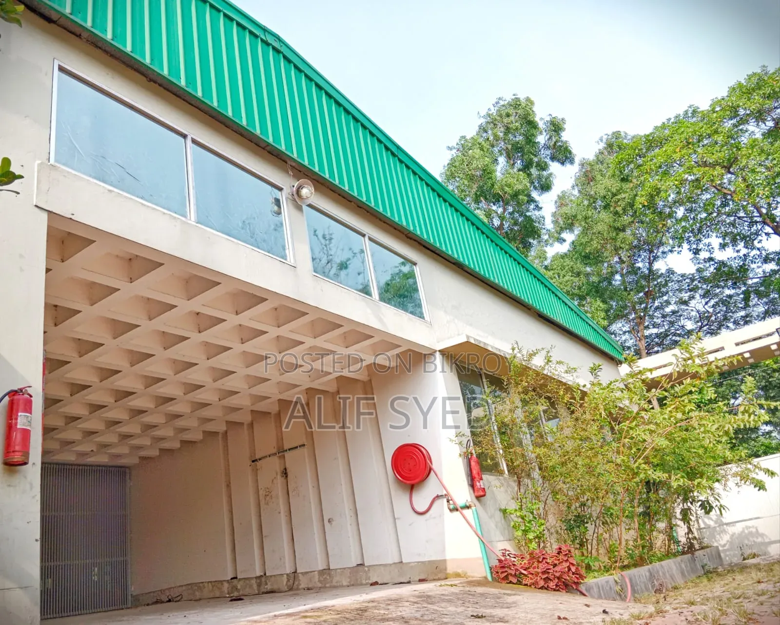 বাণিজ্যিক ও ইন্ডাস্ট্রিয়াল ব্যবহারের জন্য বিশাল সম্পত্তি বিক্রয়।