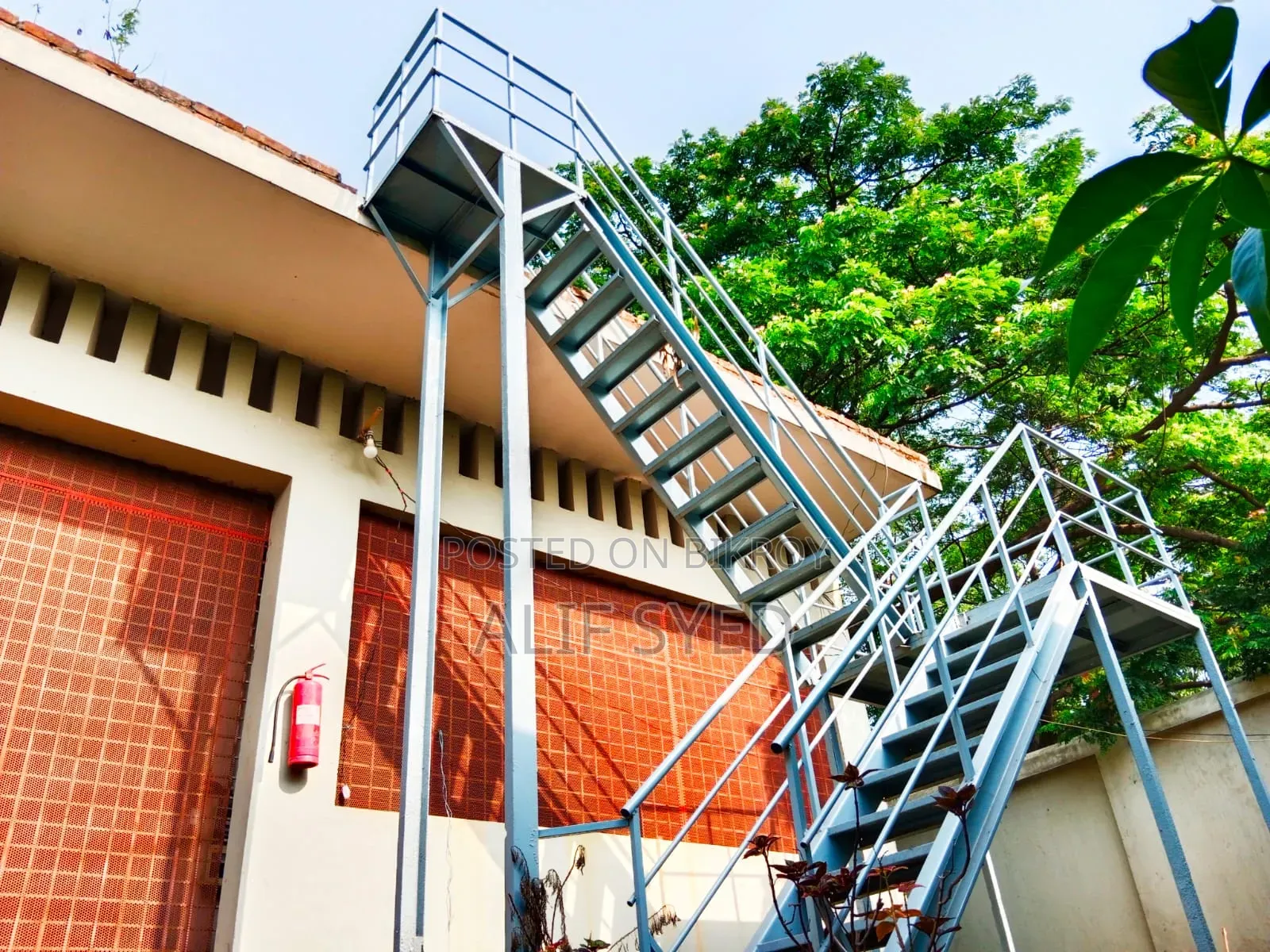 বাণিজ্যিক ও ইন্ডাস্ট্রিয়াল ব্যবহারের জন্য বিশাল সম্পত্তি বিক্রয়।