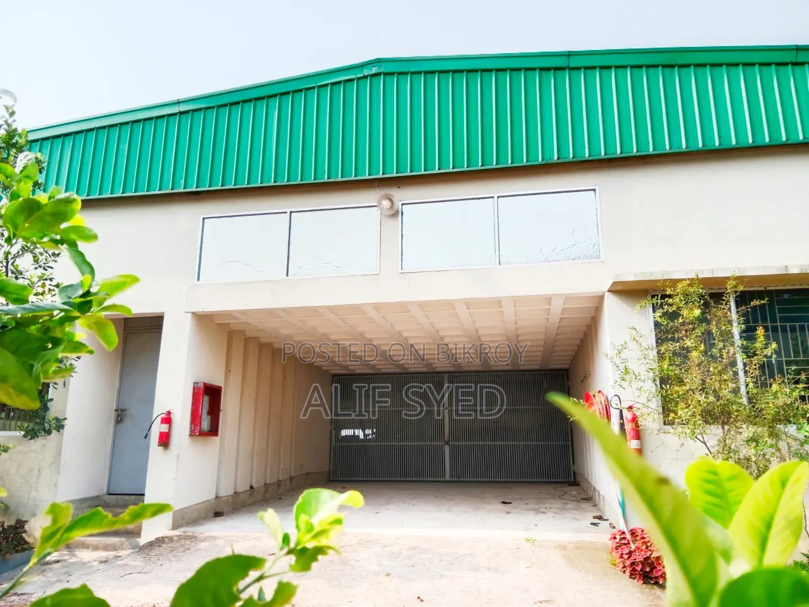 বাণিজ্যিক ও ইন্ডাস্ট্রিয়াল ব্যবহারের জন্য বিশাল সম্পত্তি বিক্রয়।