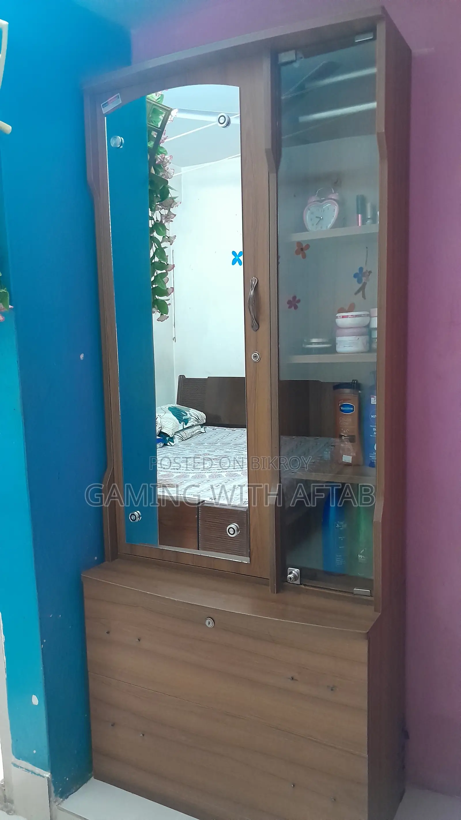 ড্রেসিং টেবিল