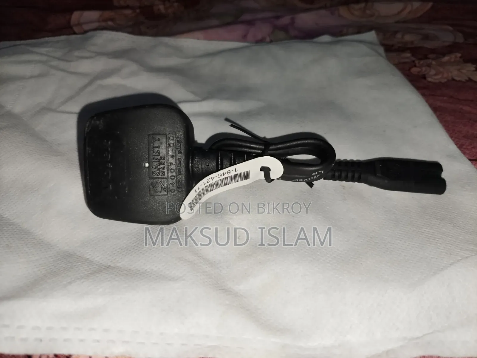ব্লাক ওয়াল অ্যাডাপ্টার
