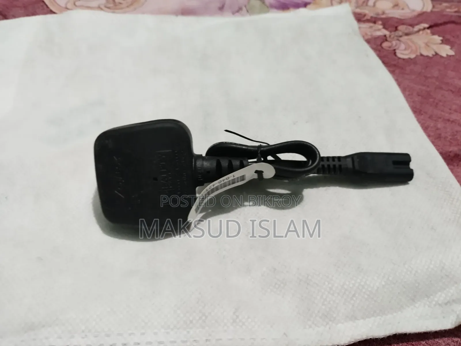 ব্লাক ওয়াল অ্যাডাপ্টার