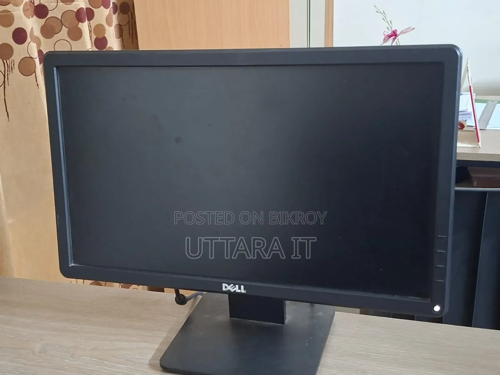 5 Running 19-Inch Monitors for Sale