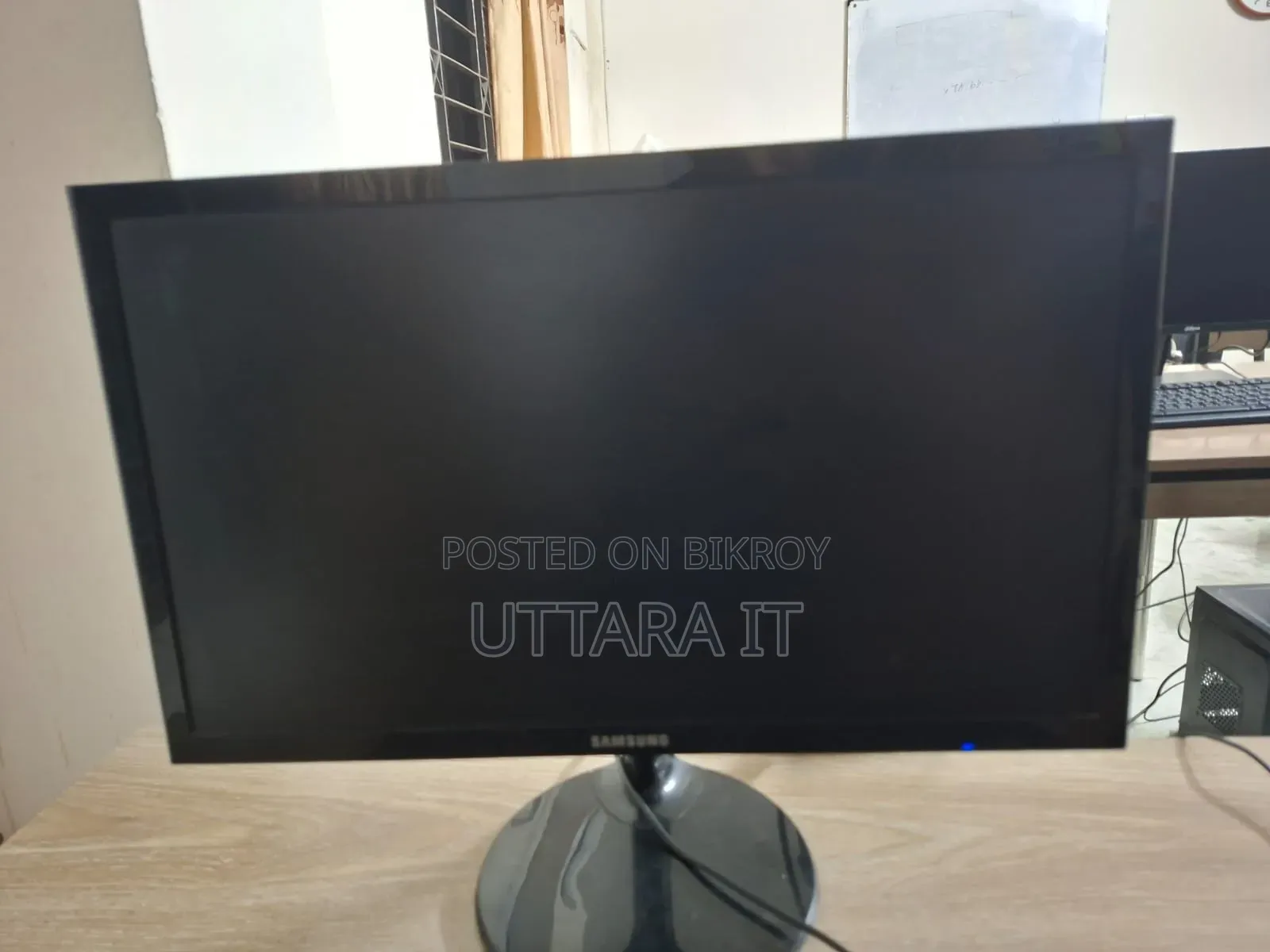 5 Running 19-Inch Monitors for Sale