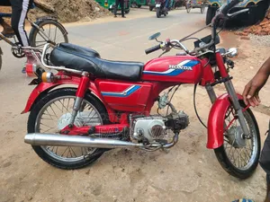 হোন্ডা টুডে ১৯৯৫ লাল