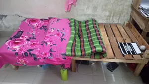 চকি,টেবিল,তোষক