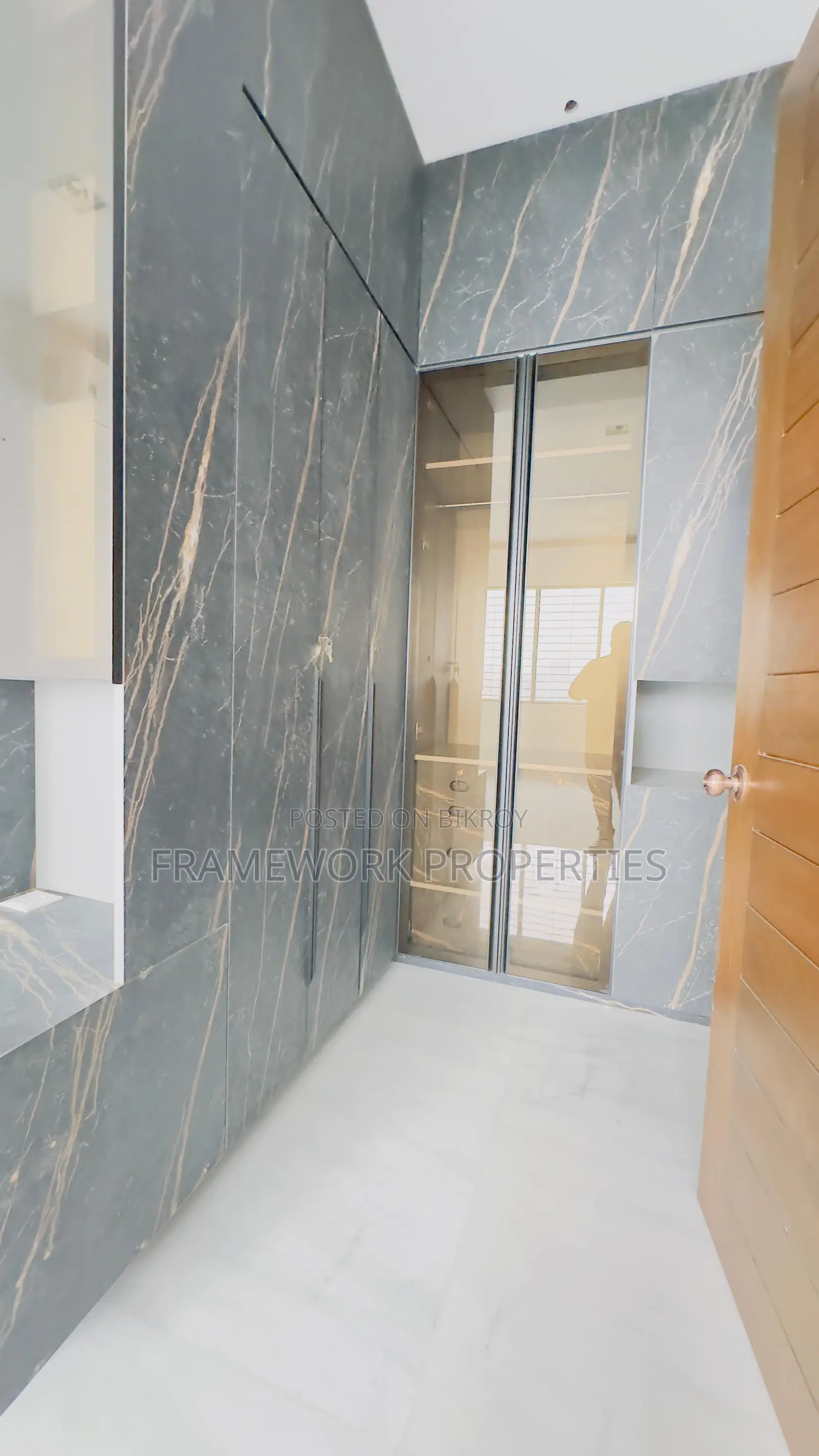 Furnished 4-bedroom Apartment in Dhaka, Gulshan for rent