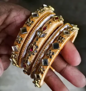 "হাতে তৈরি সুন্দর পুঁতির চুরি।"