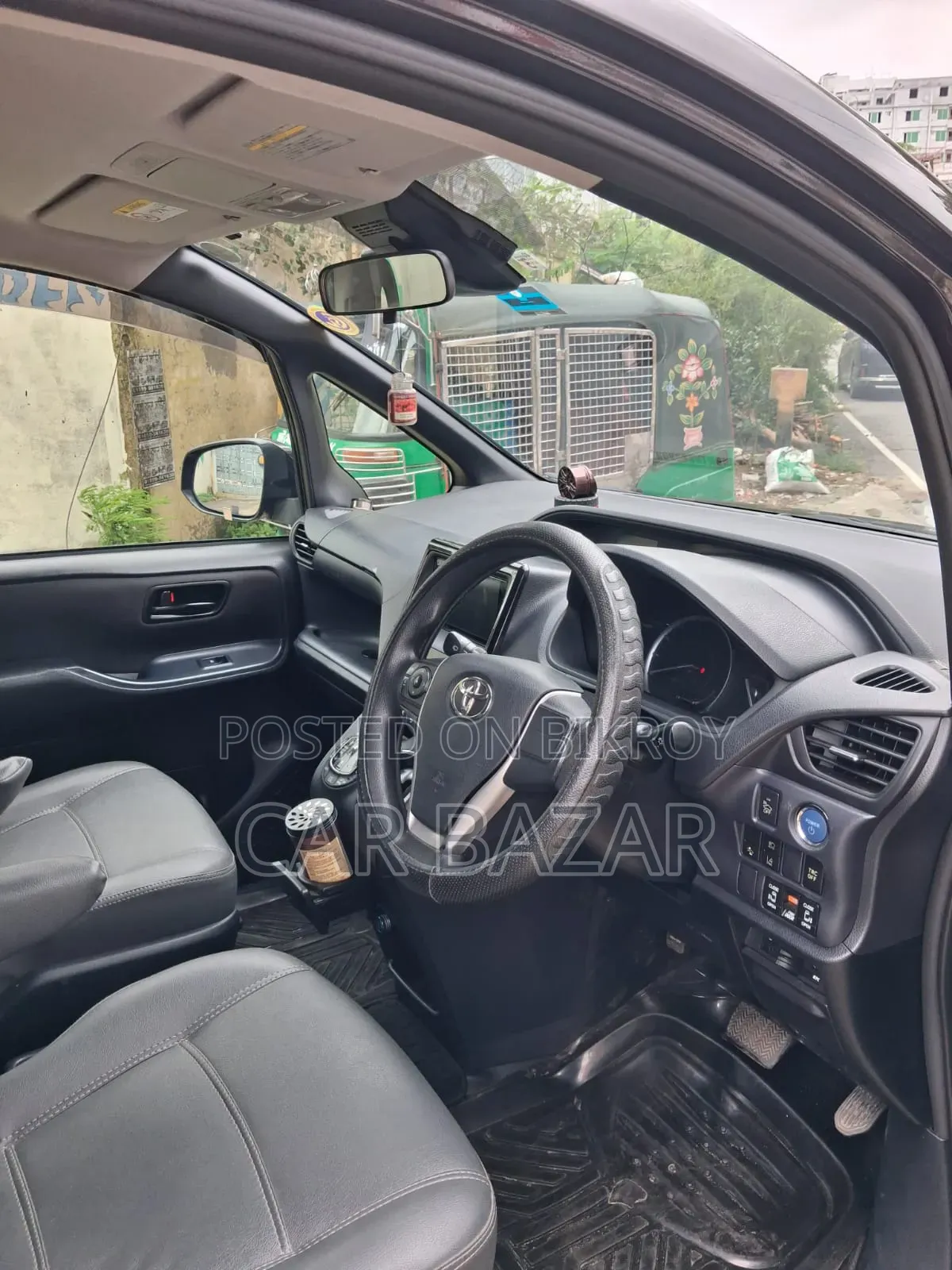 Toyota Noah 1.8 FWD Hybrid (7 seater) 2016 Purple