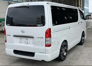 টয়োটা হাইএসে ২০২২ সাদা