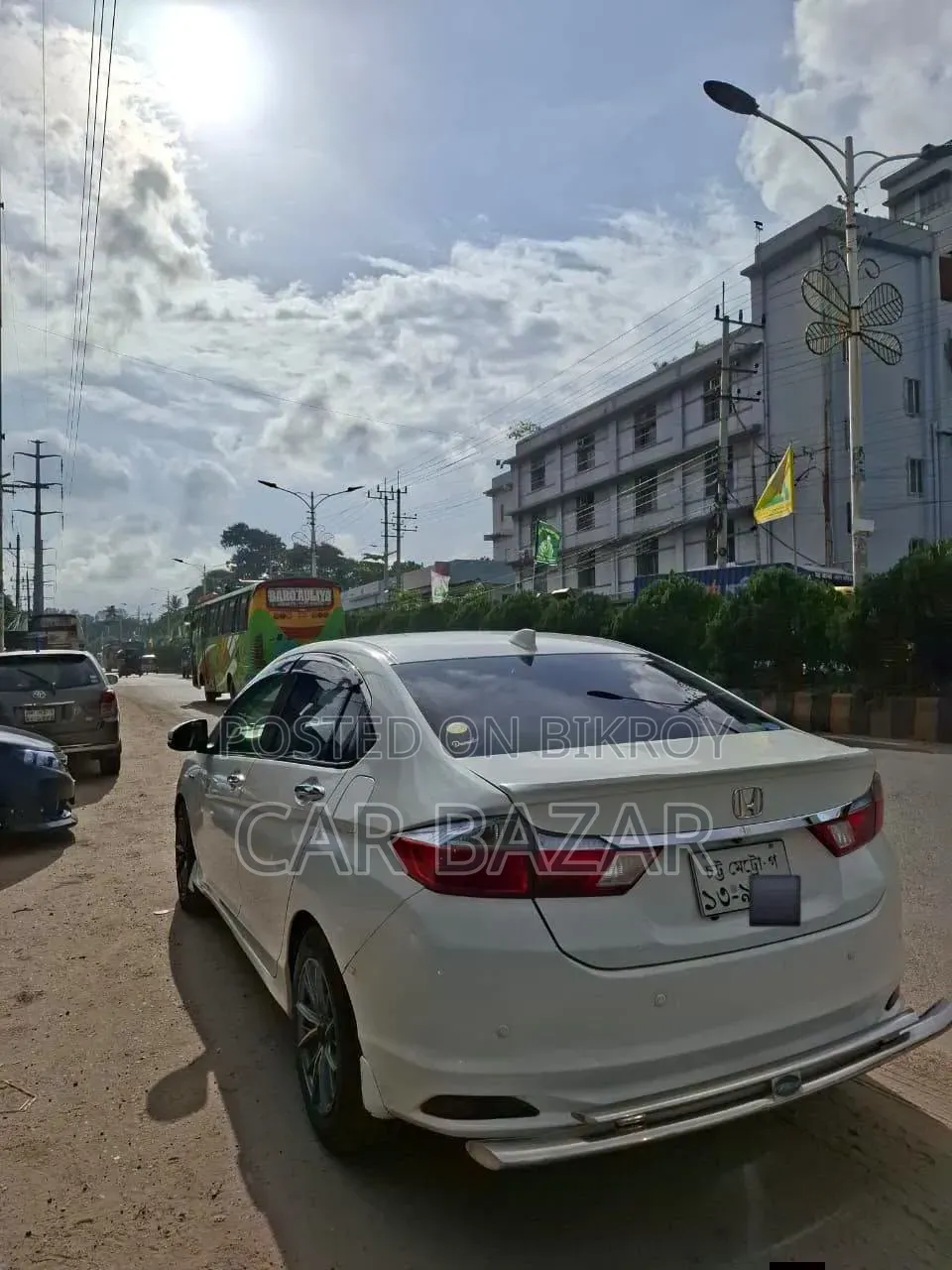 হোন্ডা গ্রেস ১.৫ হাইব্রিড এফডব্লিউডি ২০১৫ সাদা