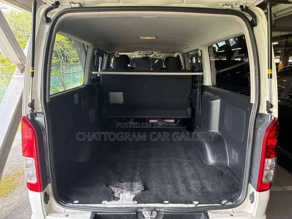 Toyota HiAce 2021 White