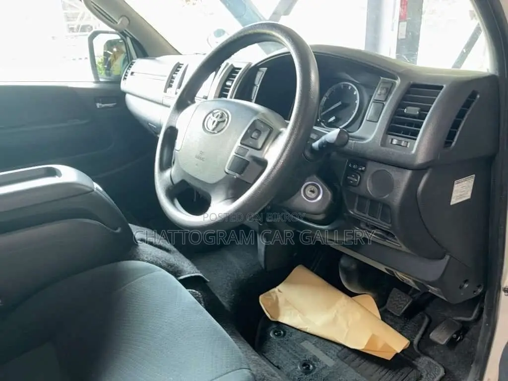Toyota HiAce 2021 White