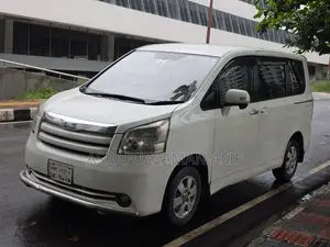 Toyota Noah 2010 Pearl