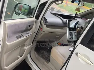 Toyota Noah 2010 Pearl