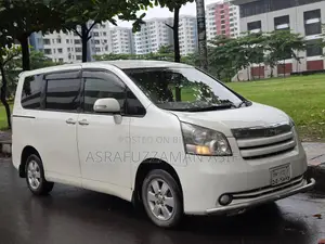 Toyota Noah 2010 Pearl