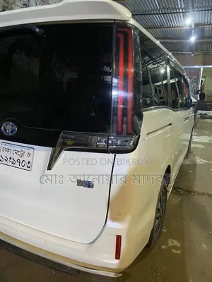 টয়োটা নোয়া ১.৮ এফডব্লিউডি হাইব্রিড (৭ সিটার) ২০২১ সাদা