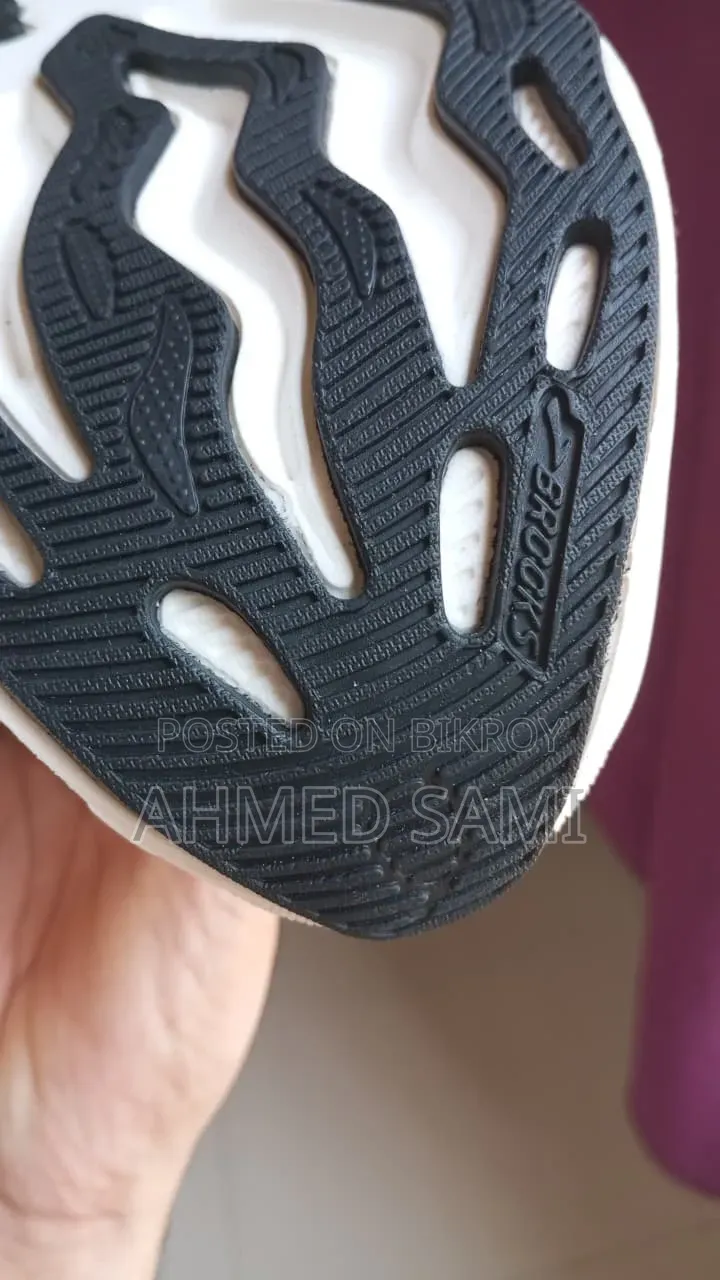 ইউকে ব্রুকস স্নিকার্স