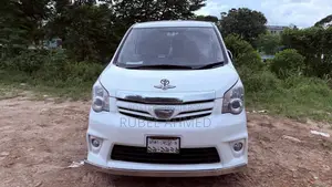 Toyota Noah 2.0 158hp AWD (8 Seater) 2012 Pearl