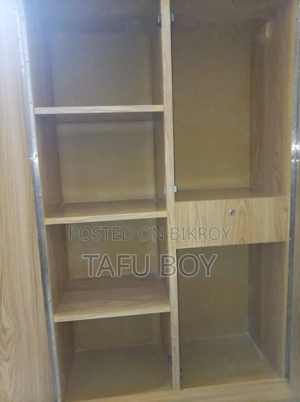 একটি পারটেক্স আলমারি বিক্রি করবো