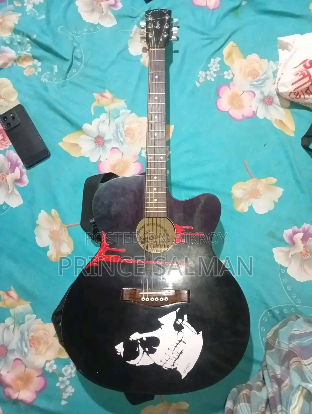 এই গিটার ব্যবহার হয়েছে ৬ মাস মতো। 
সাউন্ড খুব সুন্দর।