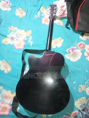 এই গিটার ব্যবহার হয়েছে ৬ মাস মতো। 
সাউন্ড খুব সুন্দর।