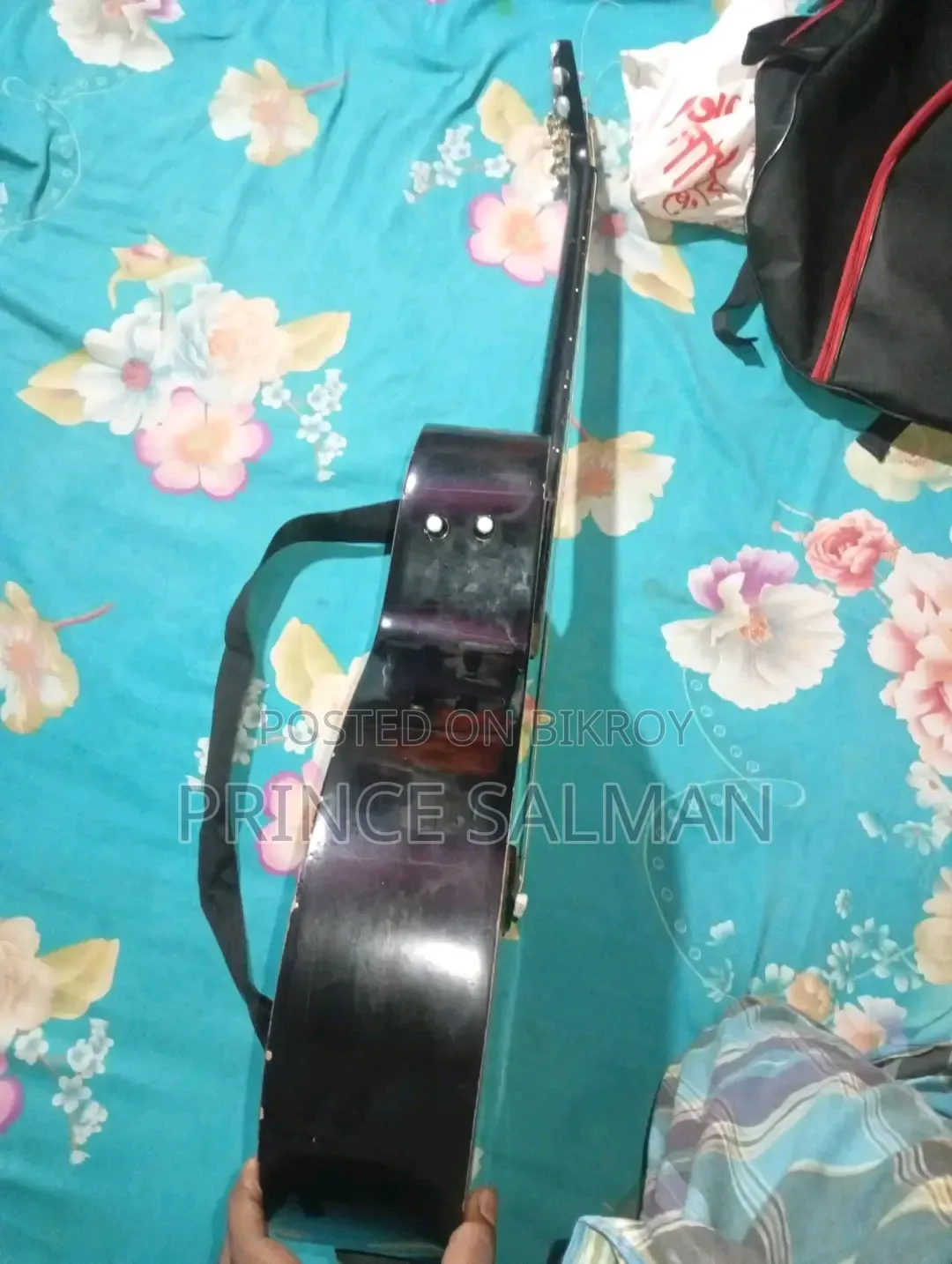এই গিটার ব্যবহার হয়েছে ৬ মাস মতো। 
সাউন্ড খুব সুন্দর।