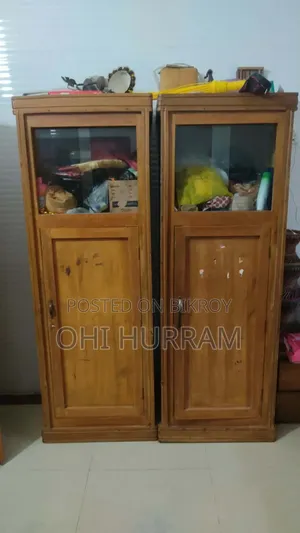 সিঙ্গেল আলমিরা সেগুন কাঠের নিচে ৩ তাকে দরজা আছে উপরে গ্লাস
