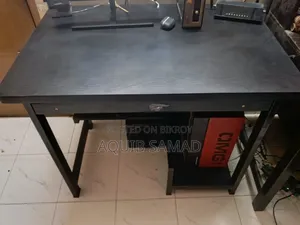 কম্পিউটার টেবিল