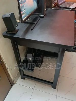 কম্পিউটার টেবিল