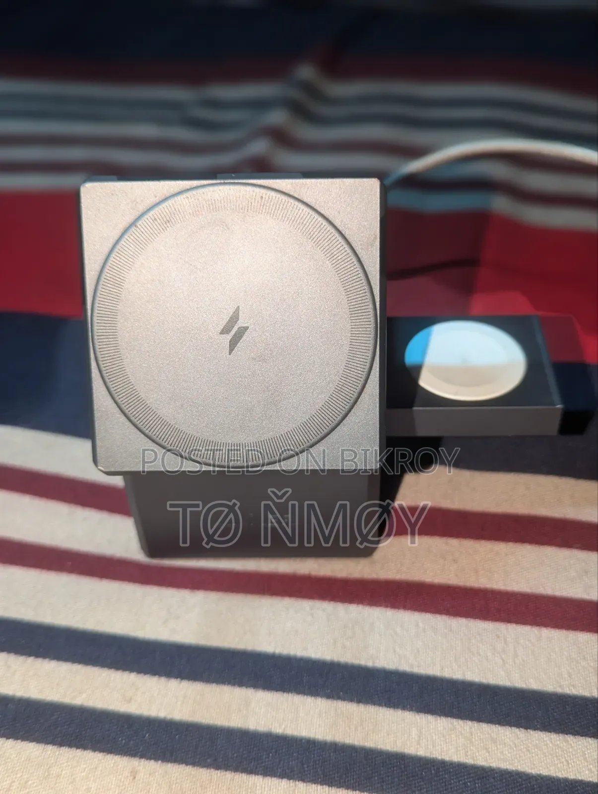 "Anker MagSafe 3-in-1 Wireless Charger (Model Y1811)".