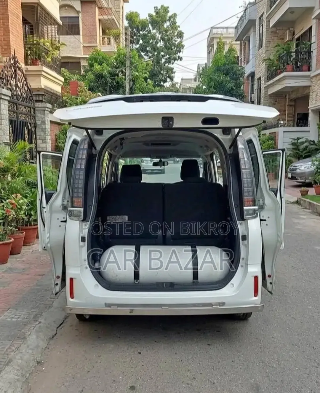 টয়োটা নোয়া ২.০ এফডব্লিউডি (৭ সিটার) ২০১৪ হোয়াইট