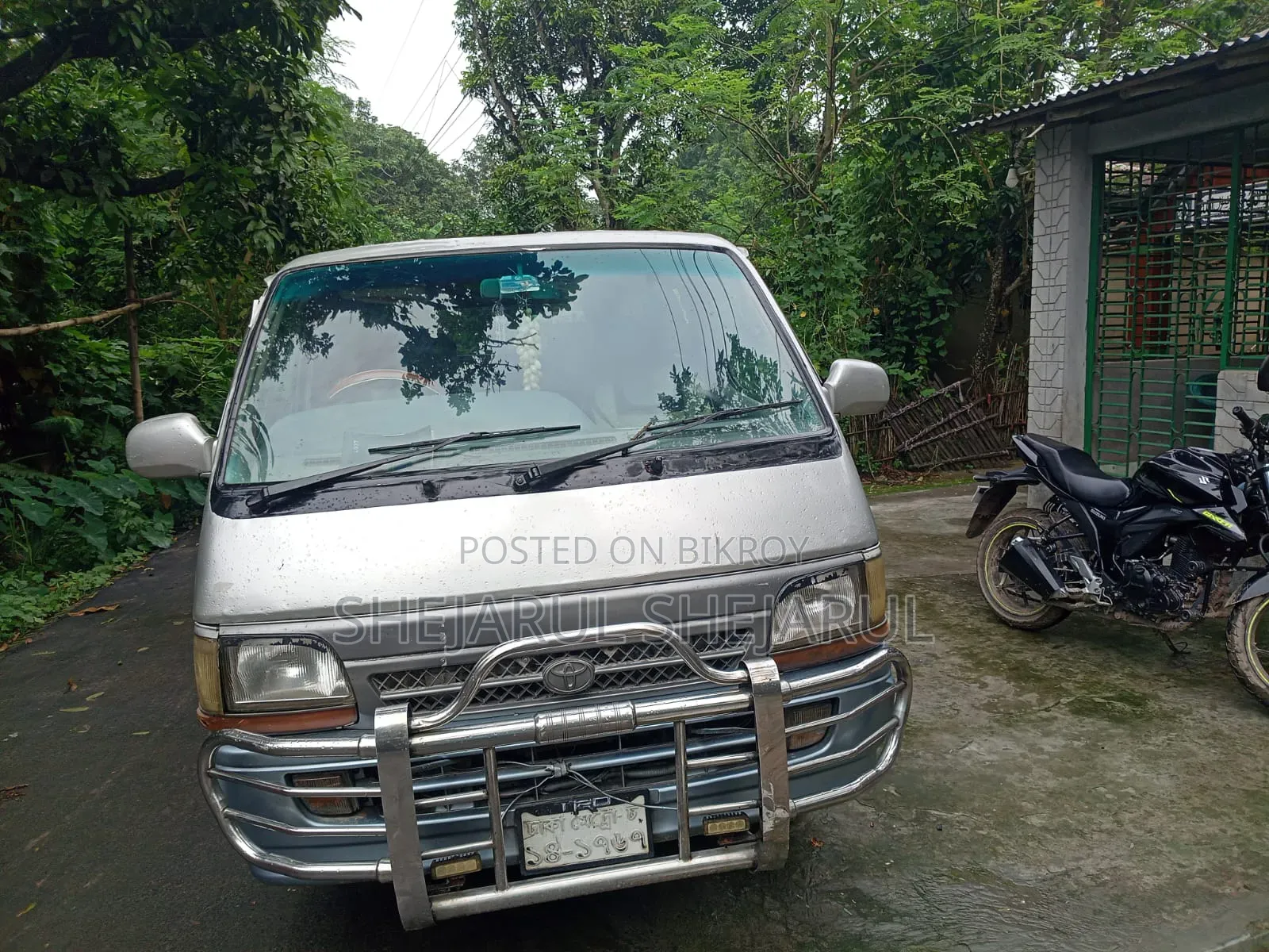 Toyota HiAce 2004 White