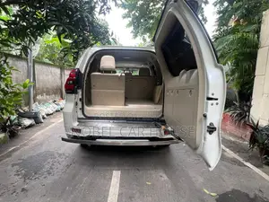টয়োটা ল্যান্ড ক্রুজার প্রাডো ২০১৮ পার্ল