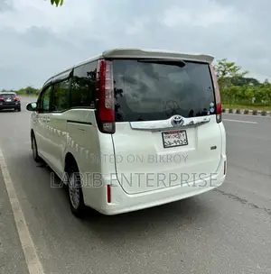 টয়োটা নোয়া ১.৮ ফ্রন্ট-হুইল ড্রাইভ হাইব্রিড (৭ আসন বিশিষ্ট) ২০১৪ পার্ল